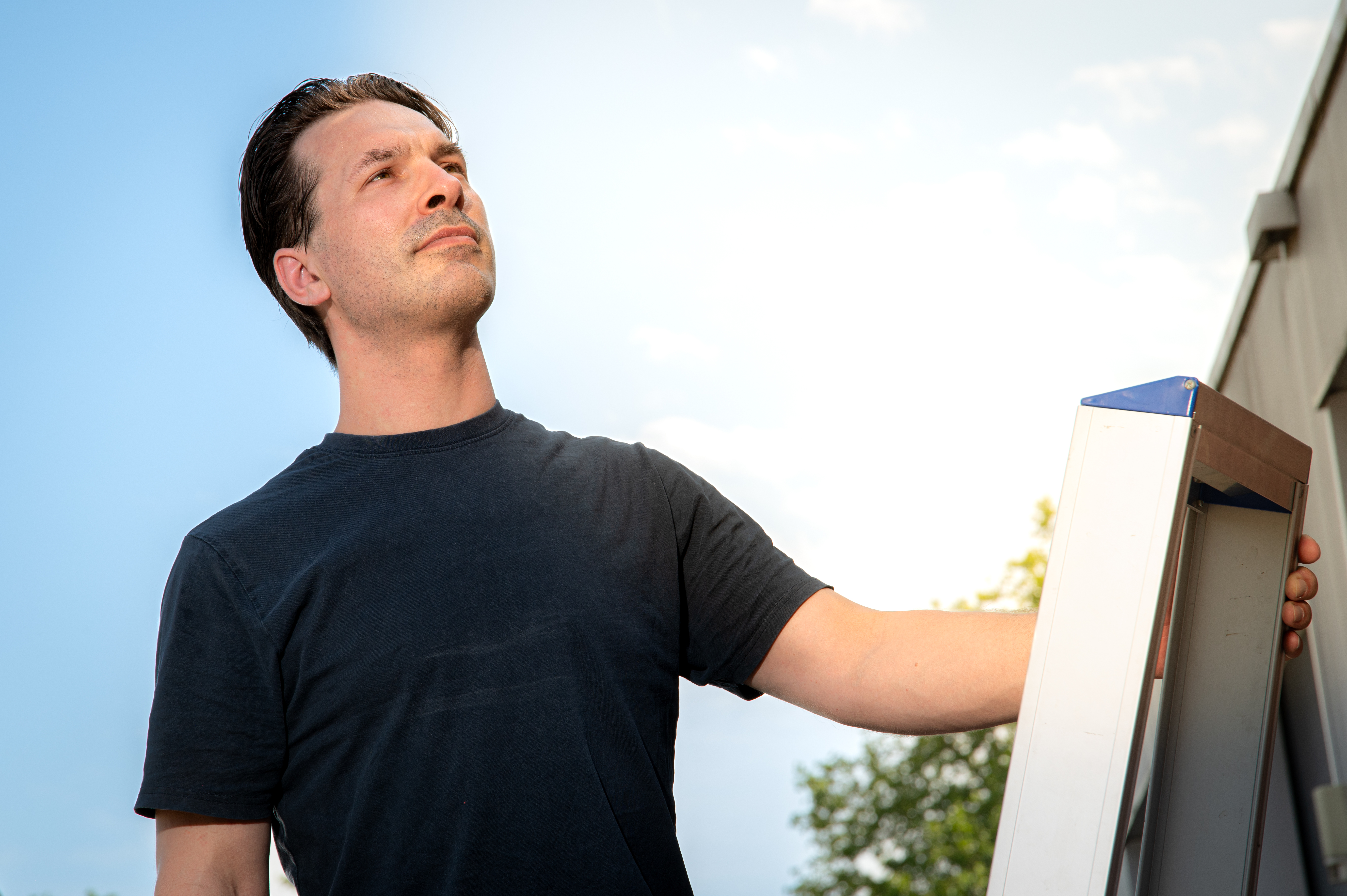 Joost inspecteert gebouw buitenkant